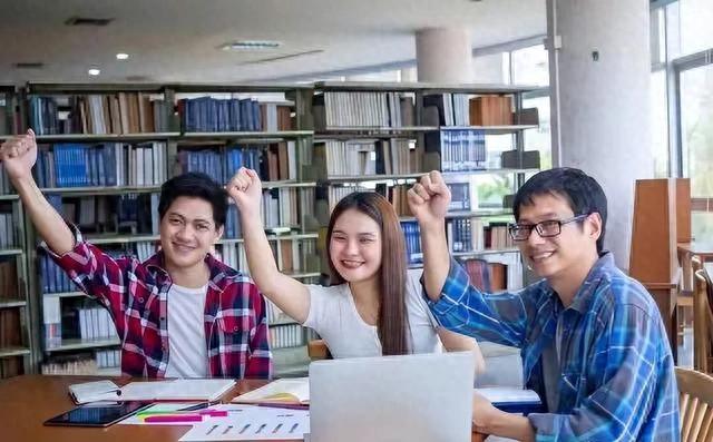 高考报名人数1400万_高考复读_新高考3+1+2政策变化